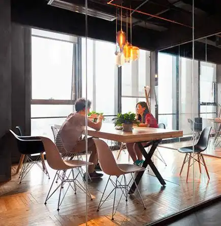 Iluminación y calefacción personal que te sigue en la oficina
